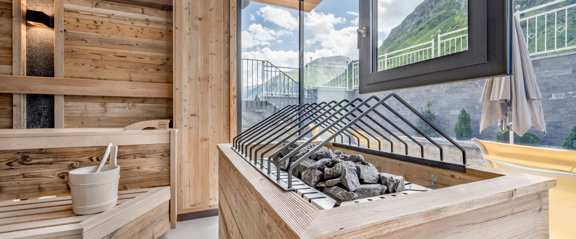 Wellnessbereich mit Indoorpool und Holzdecke